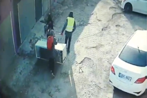 Uite-i cum fură un frigider ziua în amiaza mare! Imaginile suprinse de o cameră de supraveghere (VIDEO)