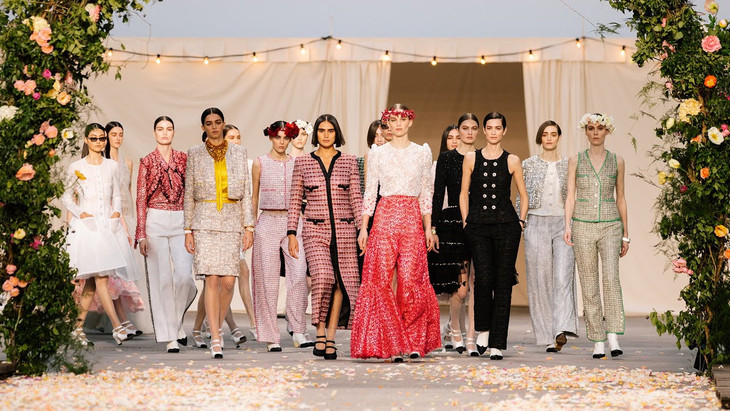 Stil și rafinament. Casa Chanel și-a prezentat colecția de primăvară-vară online (VIDEO)
