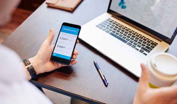 426 de miliarde de lei în trei luni! Moldovenii au transformat telefoanele în ghișee bancare