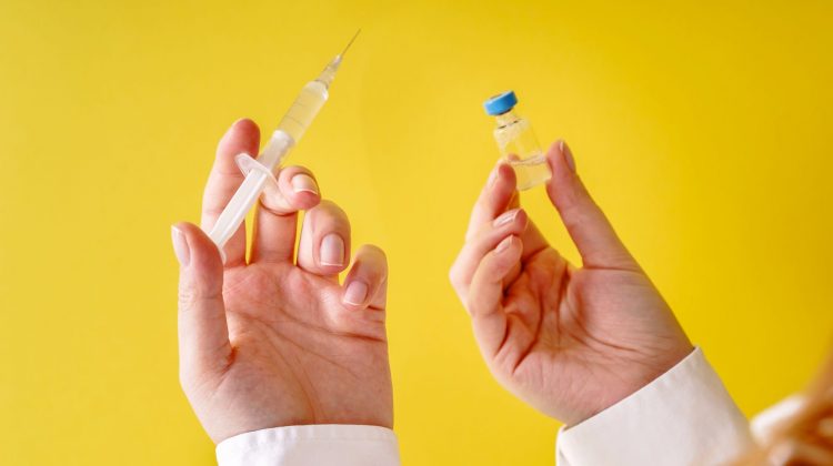 OMS: Nu există motive pentru a stopa vaccinările cu serul AstraZeneca