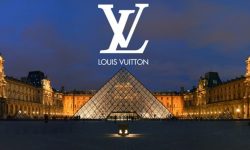 Louis Vuitton călătorește către antichitate la Luvru, închizând spectacolele online ale Săptămânii modei din Paris