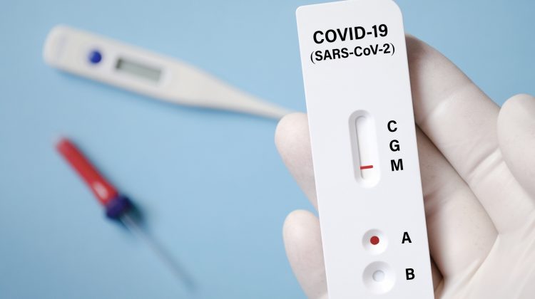 Începând cu luna aprilie, o țară ar putea oferi test COVID antigen gratuit cetățenilor