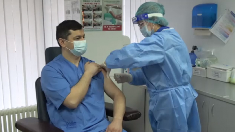 (FOTO, VIDEO) Prima persoană din Moldova vaccinată împotriva COVID-19