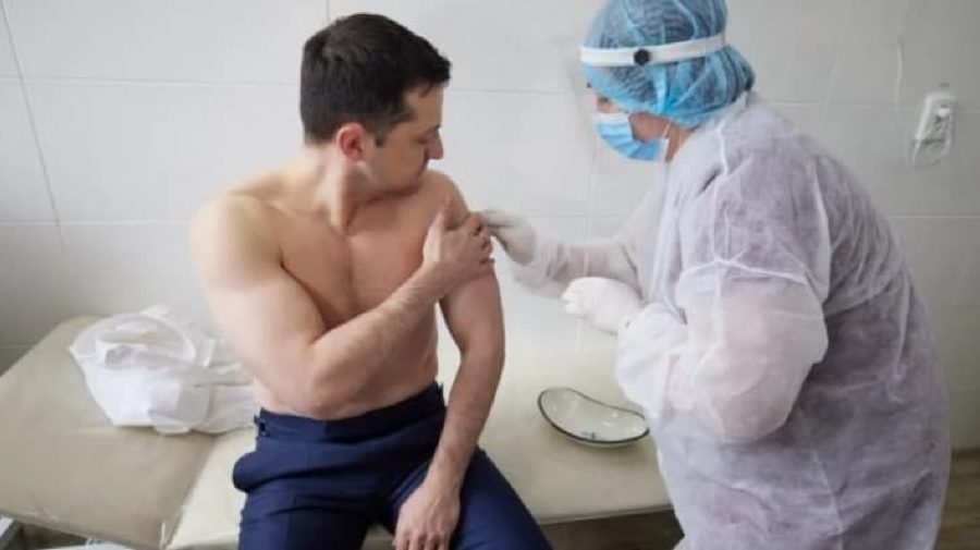 Președintele Ucrainei, Vladimir Zelensky s-a vaccinat împotriva COVID-19 împreună cu militarii din Donbass
