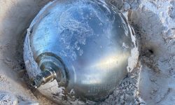 (FOTO) O sferă metalică „misterioasă”, cu inscripții în limba rusă, descoperită pe o plajă din Bahamas