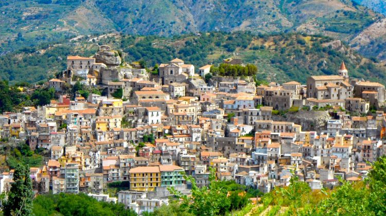 Încă un oraș italian vinde case la un euro. Aproximativ 900 de case sunt scoase la vânzare