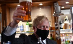 Cum a sărbătorit Boris Johnson relaxarea restricțiilor: „Ridic o halbă de bere precaut”