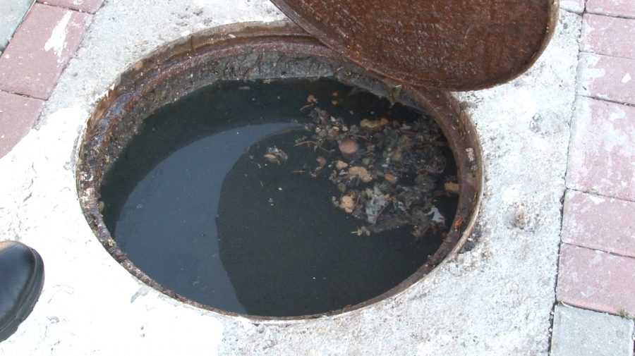 Capacele de canalizare din Chișinău, care costă peste 1000 lei, schimbate la fier uzat pentru 50 de grame de tărie