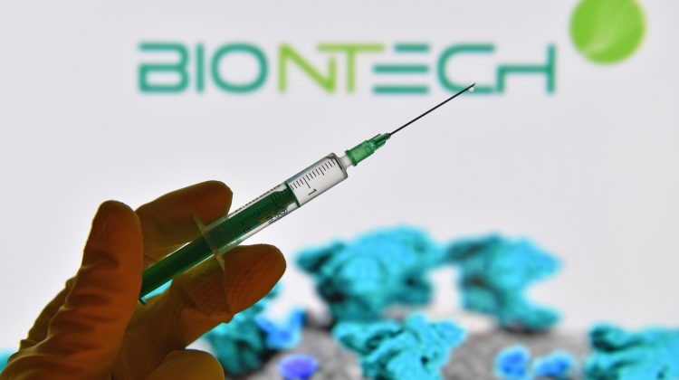 Acțiunile companiei BioNTech au crescut cu 200% de la izbucnirea pandemiei. Cât încasează producătorii de vaccin