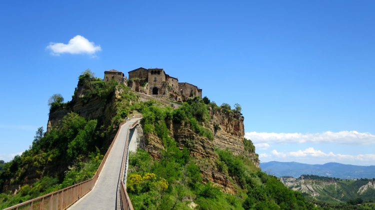 (FOTO) Italia vrea să includă Civita – „orașul care moare” în patrimoniul UNESCO. Prin ce este deosebit