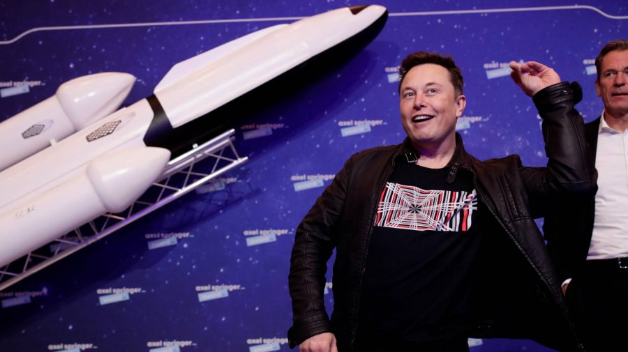 Elon Musk l-a învins pe Jeff Bezos. SpaceX a câştigat un contract cu NASA, în defavoarea companiei lui Bezos