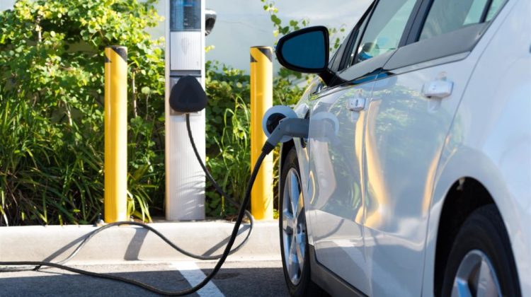 Disponibilitatea stațiilor de încărcare a automobilelor electrice variază considerabil de la țară la țară