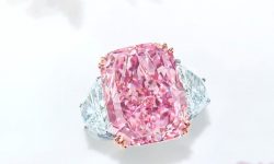 FOTO: Diamantul roz-violet, înregistrat ca fiind cel mai mare licitat vreodată, s-a vândut cu peste 29 de milioane $