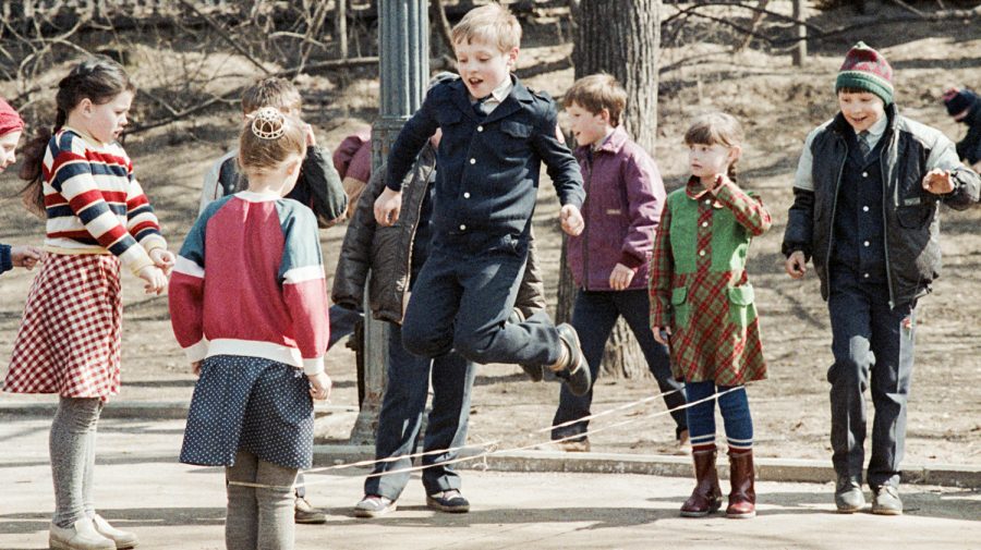 Întoarcere în copilărie: Cum arătau terenurile de joacă pe vremea URSS (FOTO)