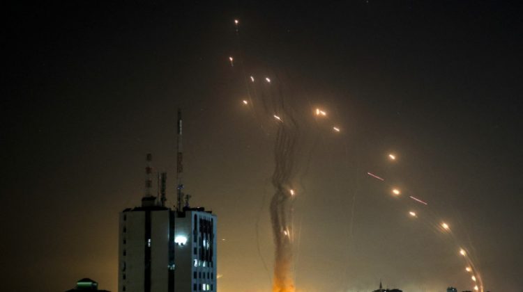 FOTO: Așa a funcționat scutul Iron Dome în momentul în care Hamas lansează o ploaie de rachete asupra Israelului