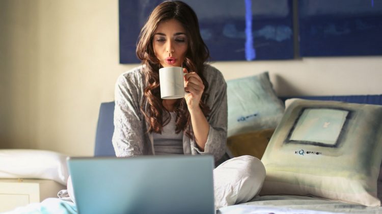 (STUDIU) Lucrul de acasă poate avea efecte pozitive asupra orelor de somn. Cum ne ajută munca de la distanță