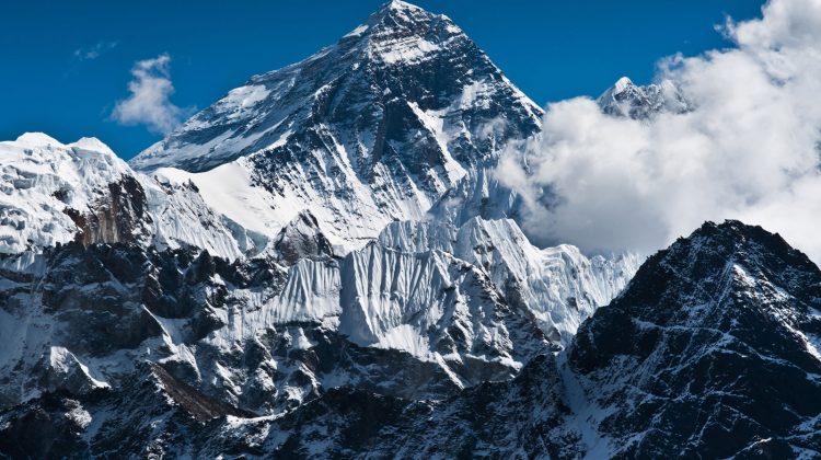 Doi alpiniști au murit pe Everest. Au fost supra-epuizați