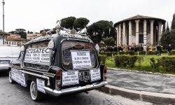 GALERIE FOTO:  Scandalul cimitirelor pline din Roma. Oamenii așteaptă și din ianuarie să-și îngroape 2000 de morți
