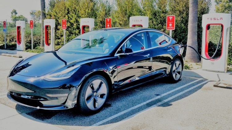 Tesla a deschis site-ul în limba română și un showroom la București. Ce model este disponibil în România