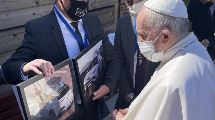 Papa Francisc va primi primul „papamobil” electric. Cât ar costa vehicolul