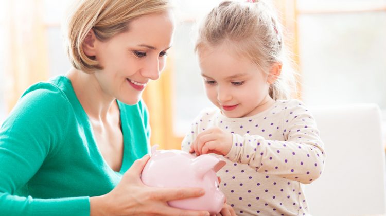 Fiica ta îți va fi recunoascătoare dacă o vei învăța aceste 5 reguli financiare simple. Orice mamă trebuie să le știe