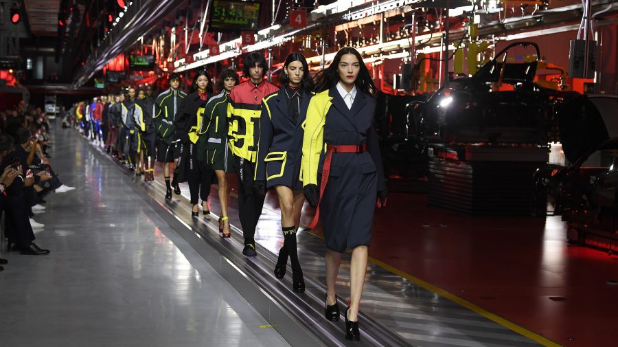 (FOTO) Ferrari s-a lansat în fashion și a prezentat prima colecție vestimentară. Cum arată și care sunt prețurile