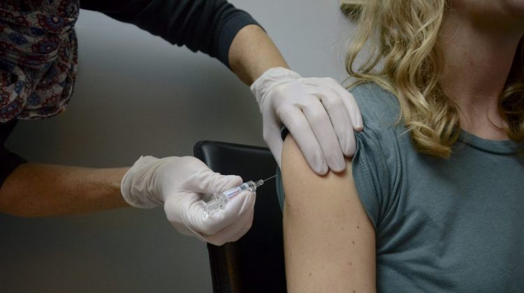 „Te vaccinezi şi câştigi”. Loteria Română oferă premii celor ce se vaccinează. Ce premii pot obține cei imunizași