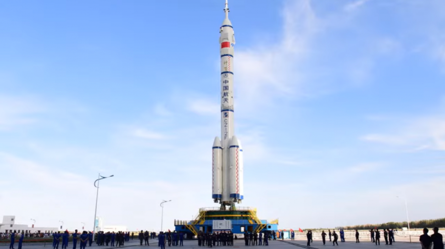 China a lansat cu succes trei astronauţi către o nouă staţie spaţială. Vor rămâne acolo 3 luni