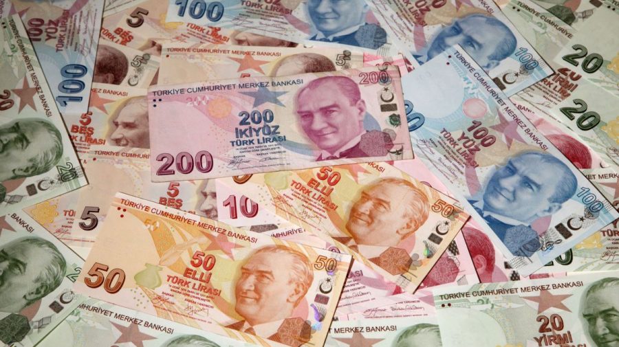 Lira turcească se prăbuşeşte, iar Turcia s-ar putea îndrepta către cel mai negru scenariu: inflaţie foarte ridicată