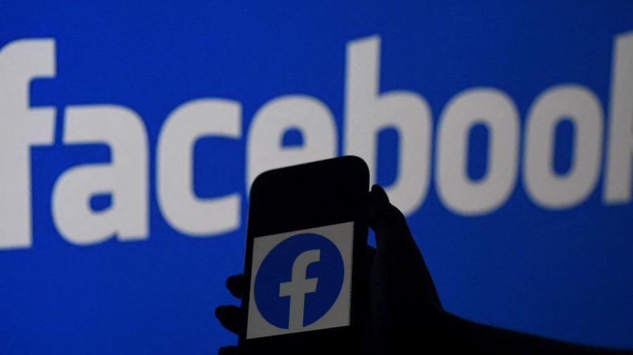 Spioni la Facebook! Conducerea a dat afară 52 de angajați și le aduce învinuiri grave
