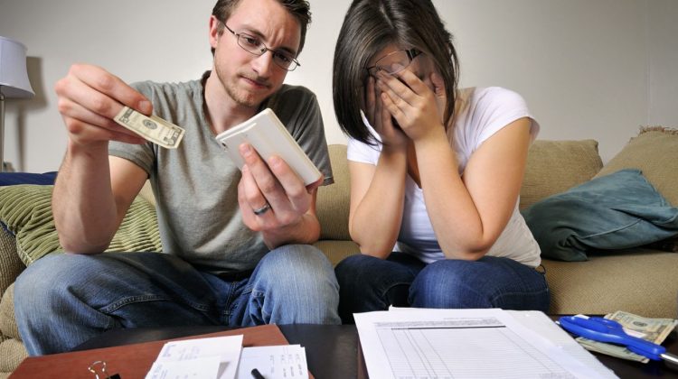 5 greșeli mari în relația cu banii tăi care pot „să vă saboteze viața financiară”. Cum să le eviți