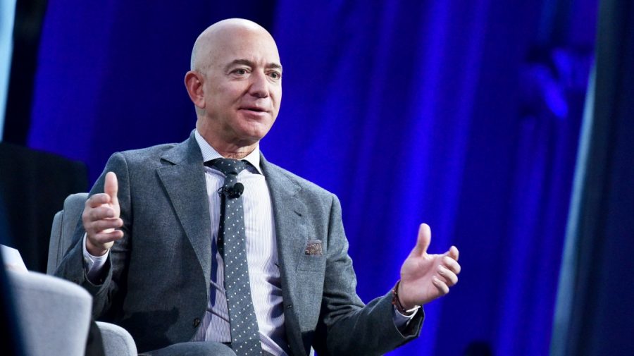 Cel mai bogat om din lume alege Grecia pentru a sărbători înainte de a zbura în spațiu. Cine l-a însoțit pe Jeff Bezos