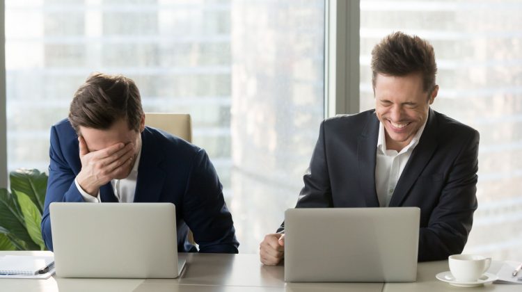 De ce râsul te poate face mai productiv la locul de muncă: este ca și cum a fi fericit generează mai mult timp