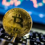 După căderea de 50%, „balenele” cumpără Bitcoin pe bandă rulantă