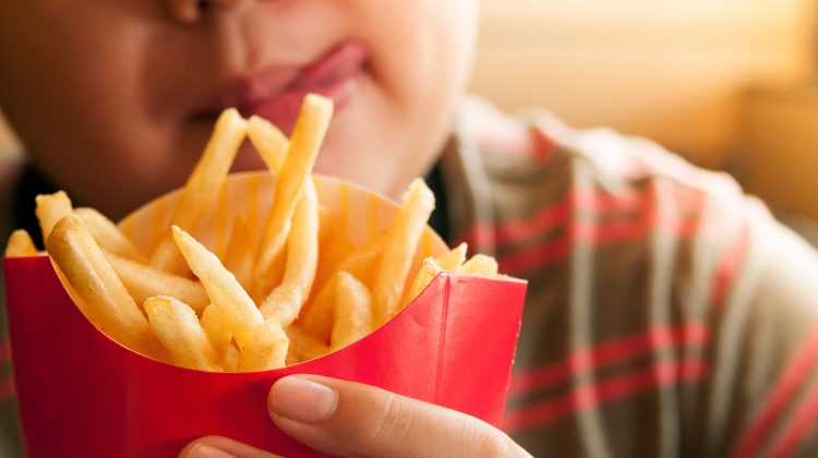 Mănânci fast-food oricând ai ocazia? Modul în care alimentele ultra-procesate îți pot afecta creierul