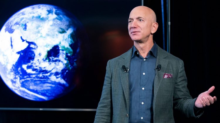 Cel mai bogat om al planetei zboară azi în Spațiu. Jeff Bezos va fi primul turist spațial care va depăși linia Karman