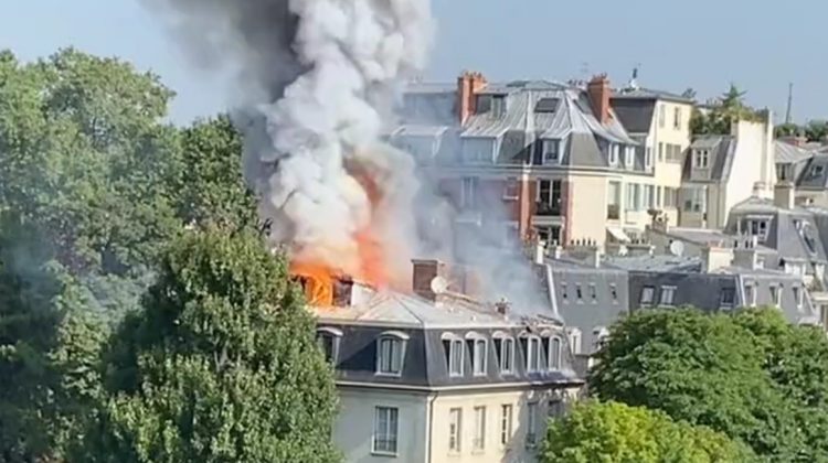 (VIDEO)Ambasada Italiei la Paris, în flăcări! Acoperișul clădirii s-a prăbușit, urmează evacuarea locuitorilor din zonă