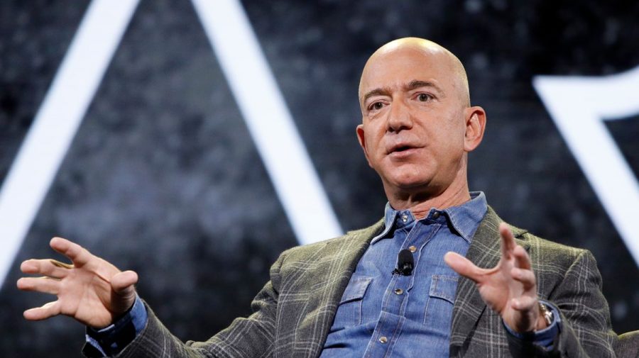 Bezos donează câte 100 de milioane de lei unui jurnalist și unui bucătar. Pentru ce merite?