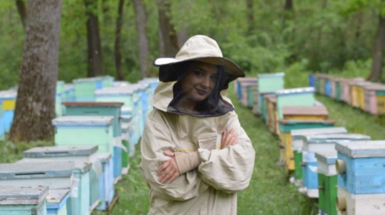 Iuliana Popa, antreprenoarea care lansează un proiect inedit în Moldova: „Adoptă” o familie de albine