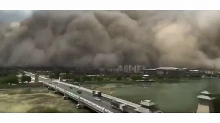 (VIDEO) Momentul în care o furtună de nisip înghite un oraș din China. Imagini apocaliptice