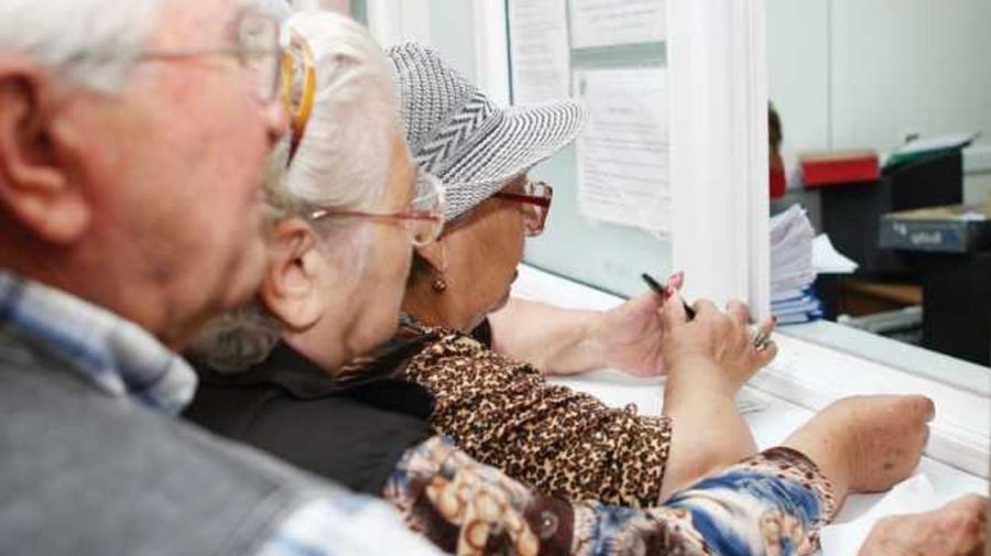Cum vor crește pensiile în 2024. Mii de moldoveni așteaptă răspunsul