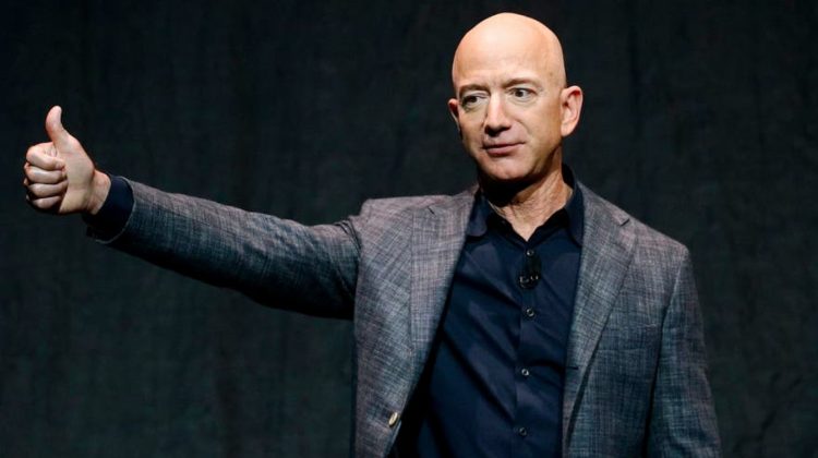 Persoana care a plătit 28 de milioane $ pentru a merge în spațiu cu Jeff Bezos este ocupată. Nu poate ajunge în cosmos