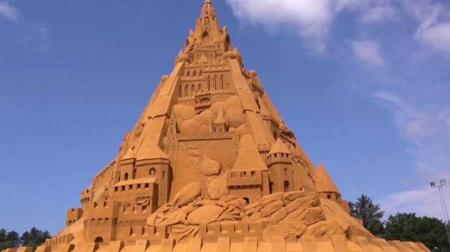 (VIDEO) A fost construit cel mai înalt castel de nisip din lume! Până când va fi deschis vizitatorilor