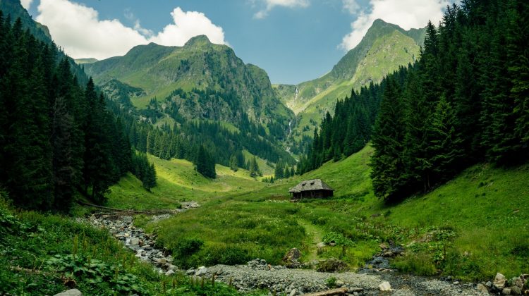 4 trasee montane turistice din România și cazări din zonele adiacente unde să-ți petreci toată vara