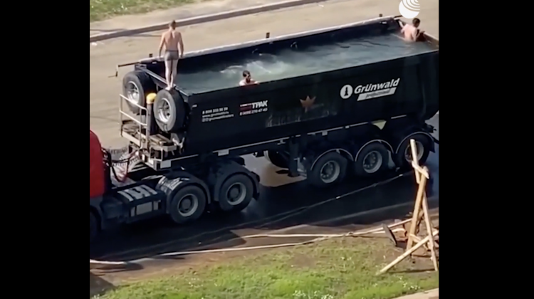 Doar în Rusia poți vedea așa ceva: Piscina din camion, care ar putea circula liber pe traseele naționale (VIDEO)