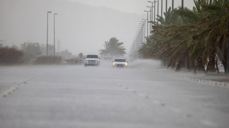 Cum atrag ploile?! Emiratele Arabe Unite au „însămânțat” norii pentru a domoli un val de căldură de 50 de grade Celsius