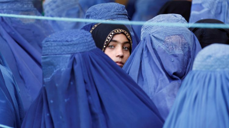 Talibanii le cer femeilor care muncesc să rămână acasă: Este o procedură temporară