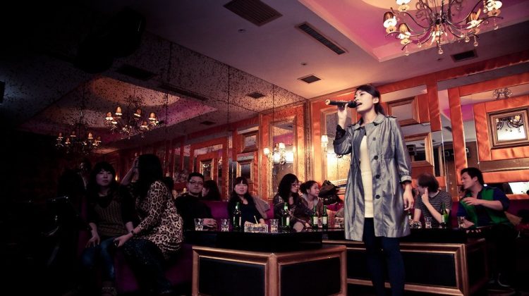 Listă neagră a melodiilor de karaoke! China va interzice cântecele cu „conţinut ilegal” în localuri