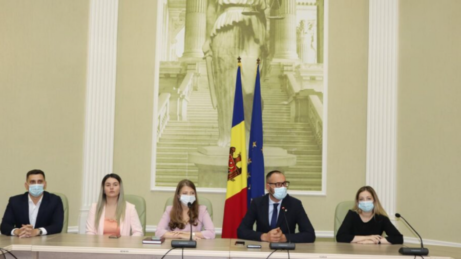 Litvinenco și-a prezentat echipa ministerială. Printre membrii cabinetului său – o jurnalistă