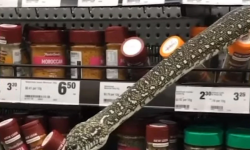 (VIDEO) Un șarpe de 3 metri, observat pe rafturile unui supermarket: Era la 20 cm de faţa mea, mă privea direct în ochi